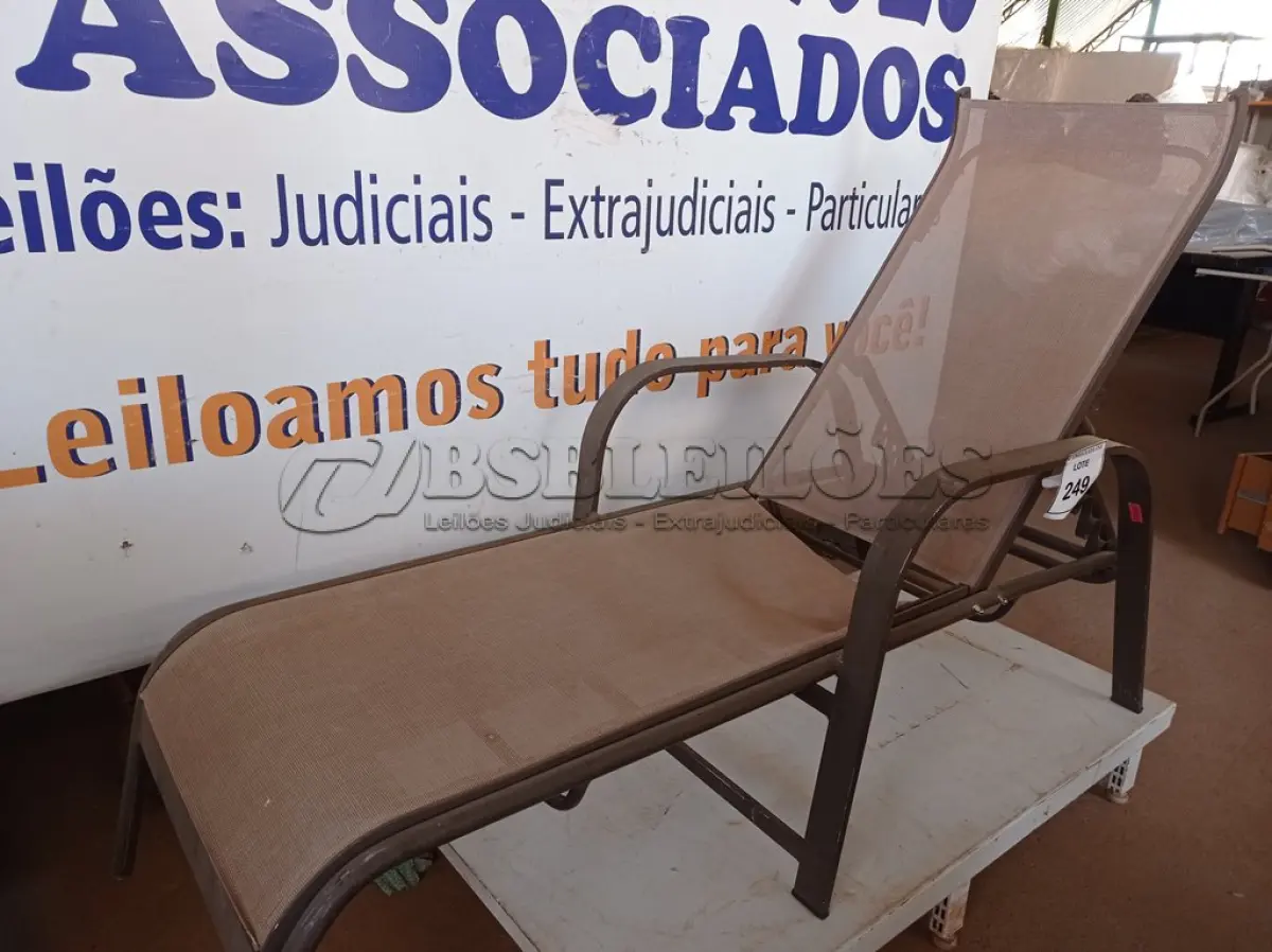 LOTE 249 - 01 ESPREGUIÇADEIRA PARA PISCINA (LOUNGE CHAIRS). (ESTADO EM QUE SE ENCONTRA. SUJEITO A AVARIAS OCULTAS/VISÍVEIS.) 0000059