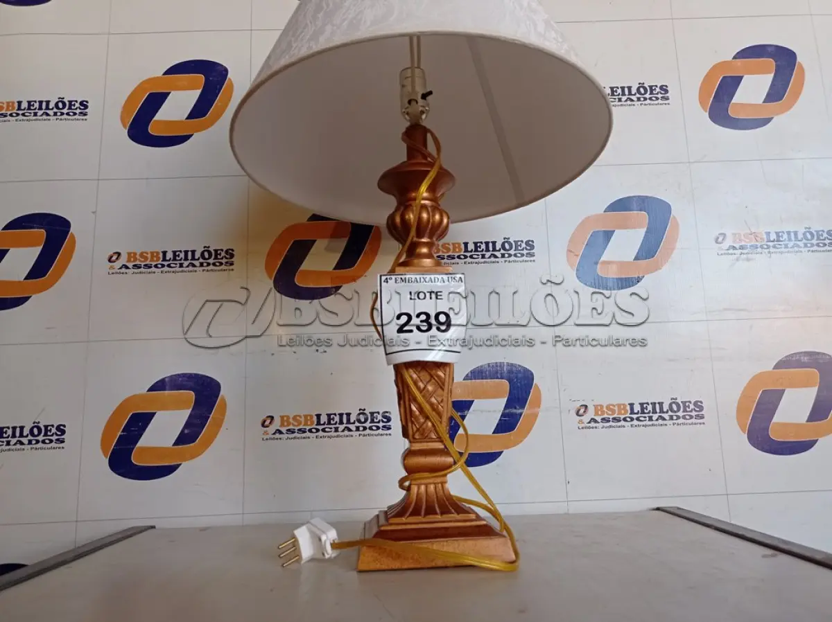 LOTE 239 - 01 ABAJUR COM CÚPULA (LAMP). (NO ESTADO EM QUE SE ENCONTRA. SUJEITO A AVARIAS OCULTAS/VISÍVEIS.) AV9975T