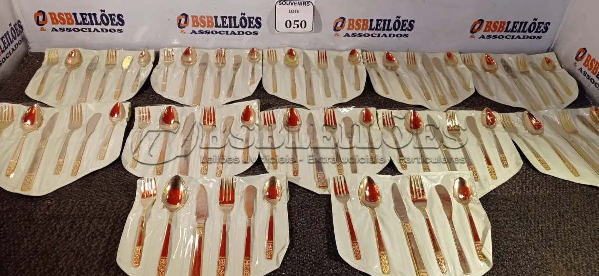 LOTE 050 - 01 FAQUEIRO DOURADO COM 12 COLHERES DE SOPA, 12 GARFOS DE MESA, 12 FACAS DE MESA, 12 GARFOS PEIXE, 12 FACAS PEIXES, 12 COLHERES DE SOBREMESA, 12 COLHERES DE SORVETE, 01 COLHER AÇUCAREIRO, 01 FACA MANTEIGUEIRA, 12 COLHERES DE SOBREMESA, 12 GARFOS DE SOBREMESA, 12 COLHERES DE CAFÉ, 01 COLHER E 01 GARFO PARA SALADA, 01 CONCHA PEQUENA E 01 ESPÁTULA. (NO ESTADO EM QUE SE ENCONTRA) ATENÇÃO! FAZER A VISITAÇÃO ANTES DE ARREMATAR, NÃO SABEMOS SE FUNCIONA. LEILÃO NÃO TEM GARANTIA E NEM DEVOLUÇÃO, SUJEITO A POSSÍVEIS AVARIAS VISÍVEIS/OCULTAS E/OU AUSÊNCIA DE COMPONENTES.  
