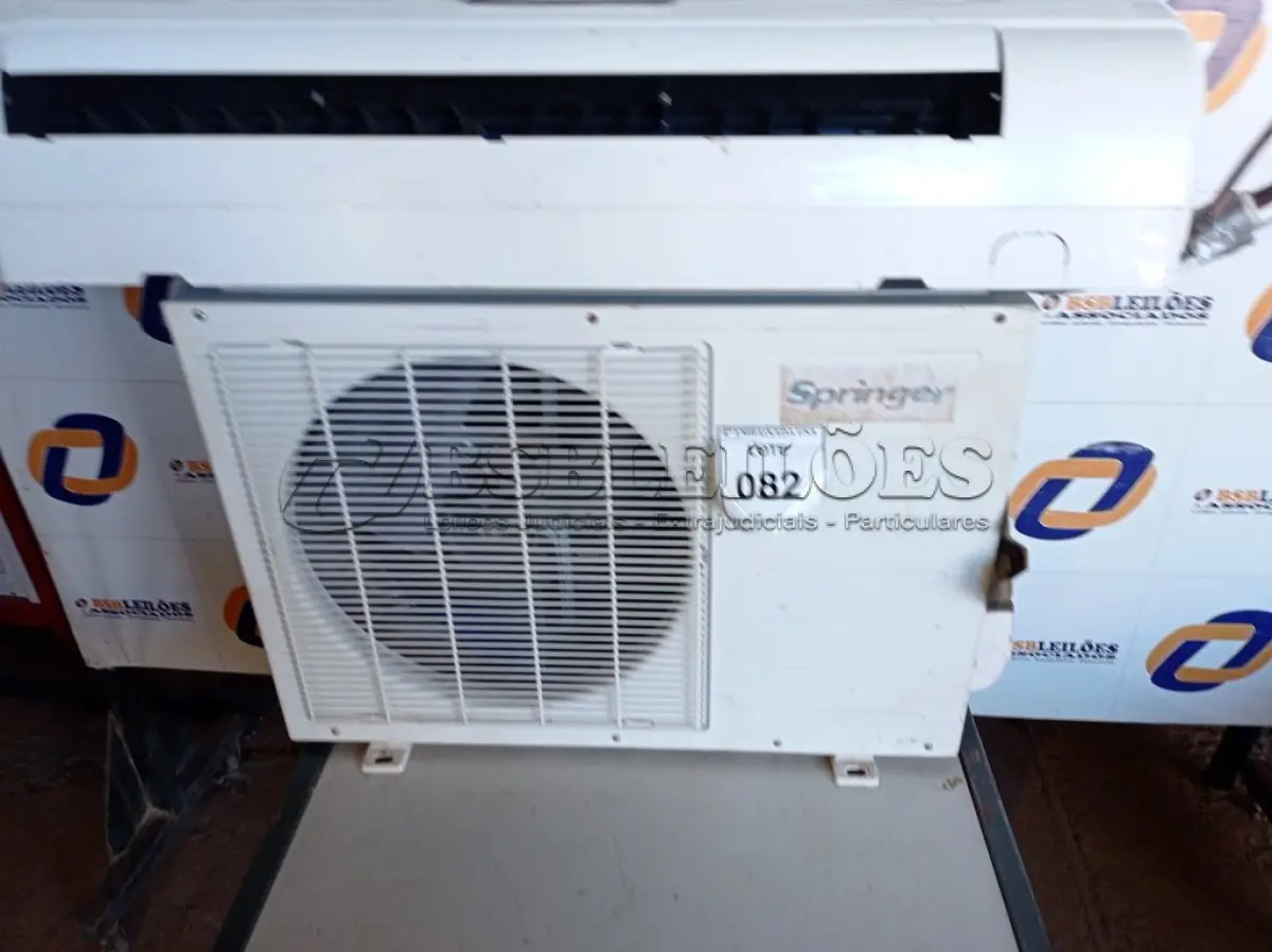 LOTE 082 - 01 AR-CONDICIONADO SPRINGER 12000BTUS SEM CONTROLE (AIR CONDITIONER). (NO ESTADO EM QUE SE ENCONTRA. SUJEITO A AVARIAS OCULTAS/VISÍVEIS.) AV9332H