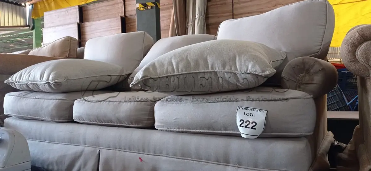 LOTE 222 - 01 SOFÁ 3 LUGARES (SOFÁ). (NO ESTADO EM QUE SE ENCONTRA. SUJEITO A AVARIAS OCULTAS/VISÍVEIS.) AV9502K