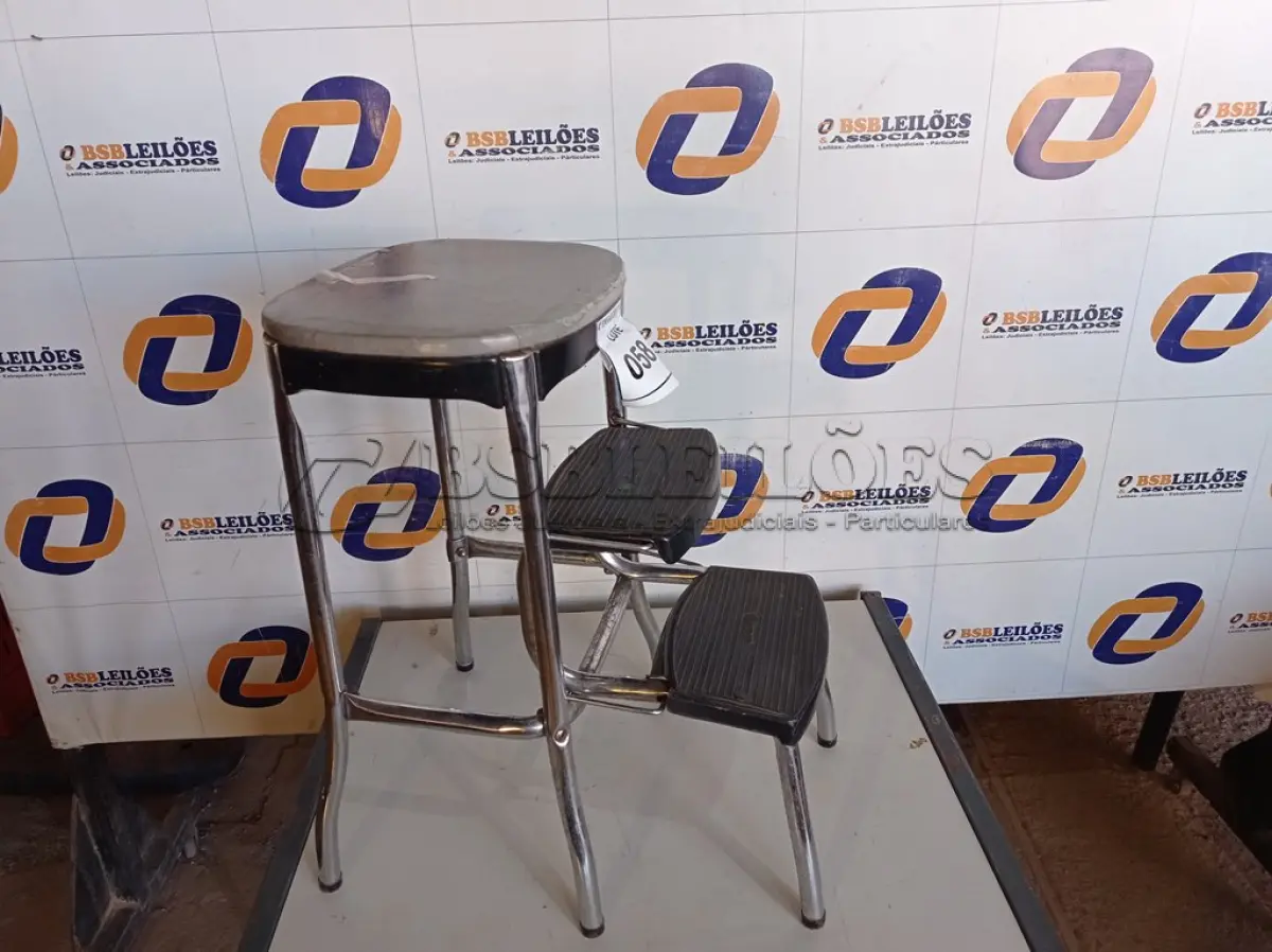 LOTE 058 - 01 ESCADA/BANQUETA 02 DEGRAUS E 01 ACENTO (STEP LADDER). (NO ESTADO EM QUE SE ENCONTRA. SUJEITO A AVARIAS OCULTAS/VISÍVEIS.)