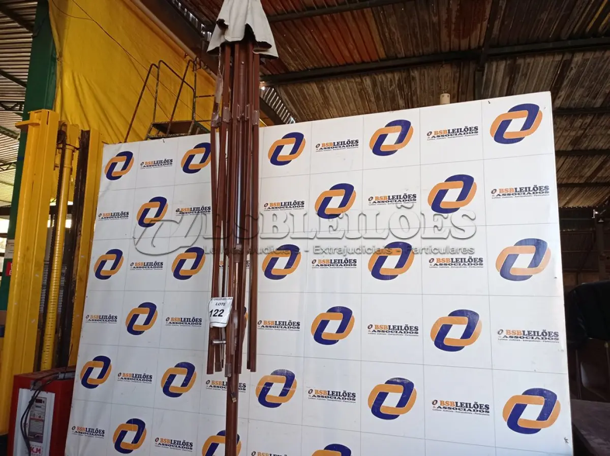LOTE 122 - 01 ARMAÇÃO DE OMBRELONE SEM O TOLDO COM BASE DE CONCRETO (UMBRELLA). (NO ESTADO EM QUE SE ENCONTRA. SUJEITO A AVARIAS OCULTAS/VISÍVEIS.) BH1540J
