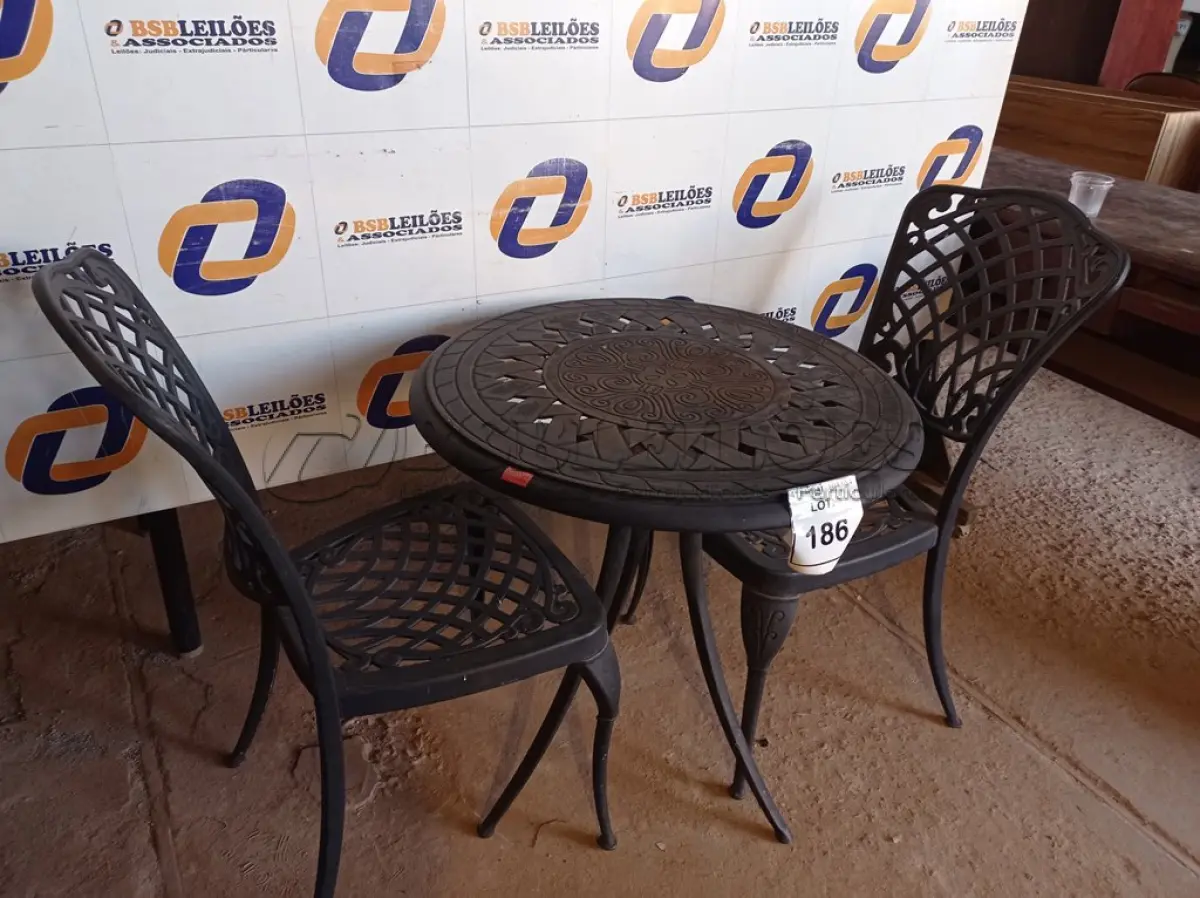 LOTE 186 - 01 MESA COM 2 CADEIRAS PARA PISCINA (TABLE, GARDEN E CHAIR). (NO ESTADO EM QUE SE ENCONTRA. SUJEITO A AVARIAS OCULTAS/VISÍVEIS.) 000065, AV9897U, AV9897S