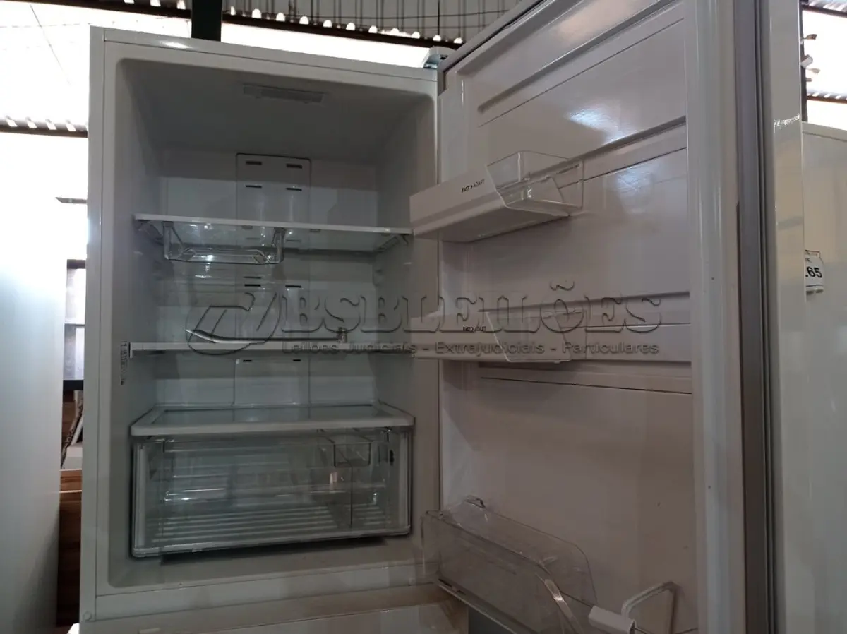 LOTE 246 - 01 GELADEIRA INVERTER ELECTROLUX 220VOLTS (REFRIGERATOR). (NO ESTADO EM QUE SE ENCONTRA. SUJEITO A AVARIAS OCULTAS/VISÍVEIS.) BF8678G