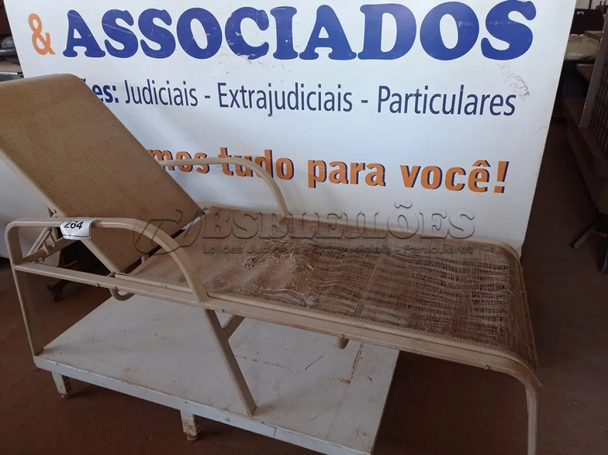 LOTE 264 - 01 ESPREGUIÇADEIRA PARA PISCINA (LOUNGE CHAIR). (NO ESTADO EM QUE SE ENCONTRA. SUJEITO A AVARIAS OCULTAS/VISÍVEIS.) AV9954B