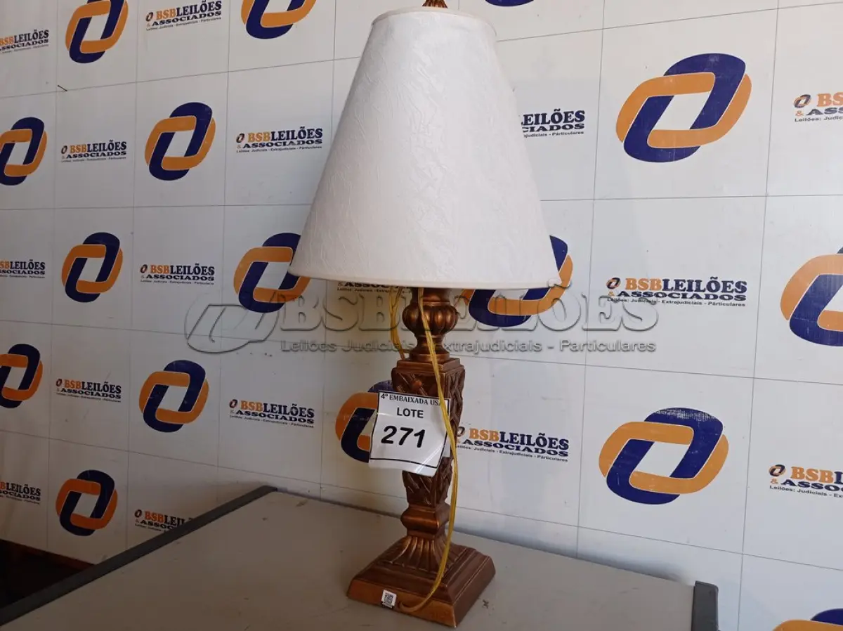 LOTE 271 - 01 ABAJUR COM CÚPULA (LAMP). (NO ESTADO EM QUE SE ENCONTRA. SUJEITO A AVARIAS OCULTAS/VISÍVEIS.) AV9392G