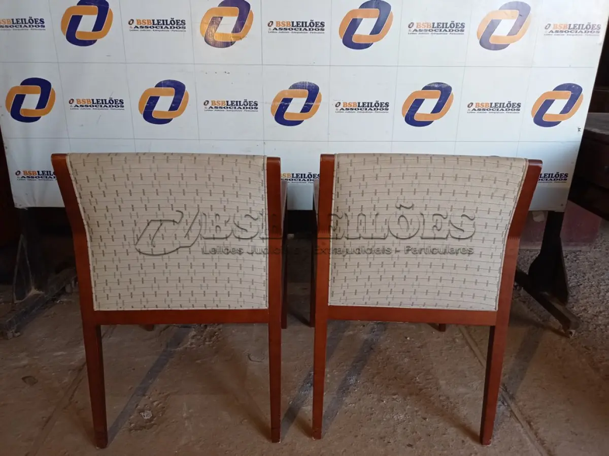 LOTE 144 - 02 CADEIRAS EM MADEIRA (CHAIRS). (NO ESTADO EM QUE SE ENCONTRA. SUJEITO A AVARIAS OCULTAS/VISÍVEIS.) 0000066