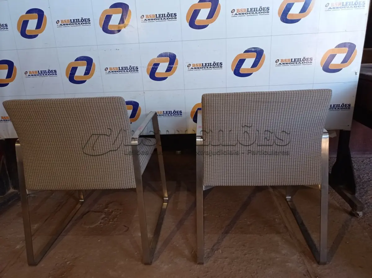 LOTE 109 - 02 CADEIRAS ESTOFADAS COM PÉS CROMADOS (CHAIRS). (NO ESTADO EM QUE SE ENCONTRA. SUJEITO A AVARIAS OCULTAS/VISÍVEIS.)0000075