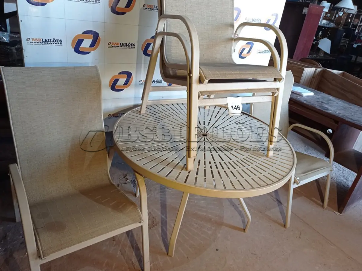 LOTE 146 - 01 MESA COM 04 CADEIRAS EM ALUMÍNIO PARA PISCINA MARCA WINDWARD) (01 DESK AND 04 SHAIR). (NO ESTADO EM QUE SE ENCONTRA. SUJEITO A AVARIAS OCULTAS/VISÍVEIS.) AV9984A, BJ7387P, AV9588N, BF8595S, AV9588A