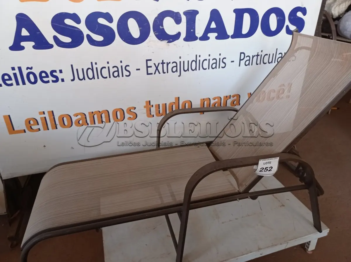 LOTE 252 - 01 ESPREGUIÇADEIRA PARA PISCINA (LOUNGE CHAIRS). (ESTADO EM QUE SE ENCONTRA. SUJEITO A AVARIAS OCULTAS/VISÍVEIS.) 0000059