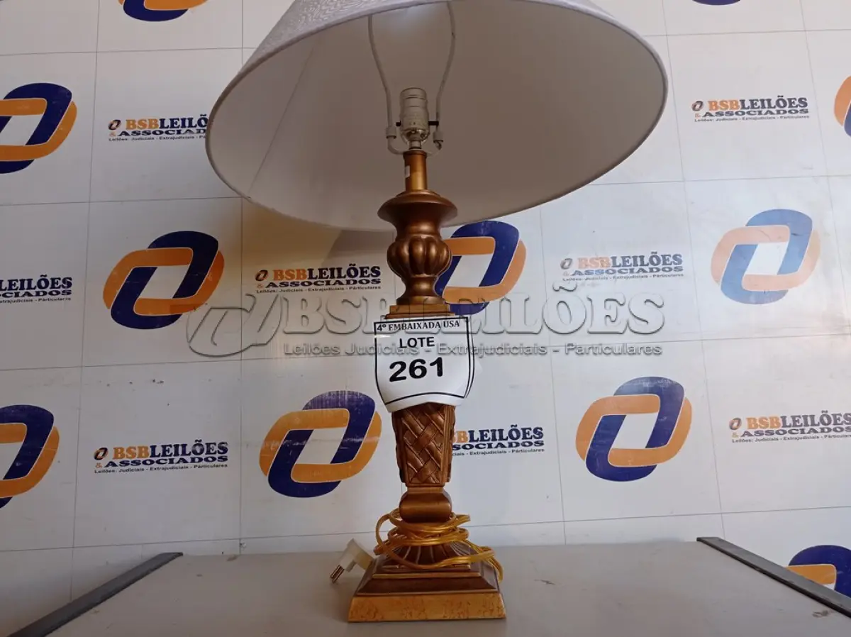 LOTE 261 - 01 ABAJUR COM CÚPULA (LAMP). (NO ESTADO EM QUE SE ENCONTRA. SUJEITO A AVARIAS OCULTAS/VISÍVEIS.) BF8562E