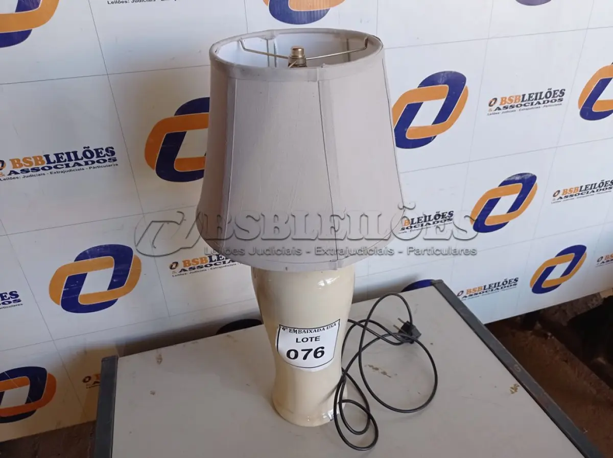 LOTE 076 - 01 ABAJUR COM BASE DE PORCELANA E CÚPULA (LAMP). (NO ESTADO EM QUE SE ENCONTRA. SUJEITO A AVARIAS OCULTAS/VISÍVEIS.) AV9390W