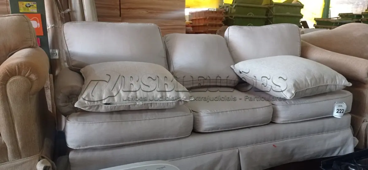 LOTE 222 - 01 SOFÁ 3 LUGARES (SOFÁ). (NO ESTADO EM QUE SE ENCONTRA. SUJEITO A AVARIAS OCULTAS/VISÍVEIS.) AV9502K