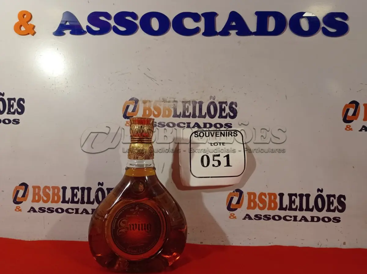 LOTE 051 - 01 GARRAFA DE WHISKY JOHNNIE WALKER SWING 750ML LACRADO. (NO ESTADO EM QUE SE ENCONTRA) ATENÇÃO! FAZER A VISITAÇÃO ANTES DE ARREMATAR, NÃO SABEMOS SE FUNCIONA. LEILÃO NÃO TEM GARANTIA E NEM DEVOLUÇÃO, SUJEITO A POSSÍVEIS AVARIAS VISÍVEIS/OCULTAS E/OU AUSÊNCIA DE COMPONENTES.  