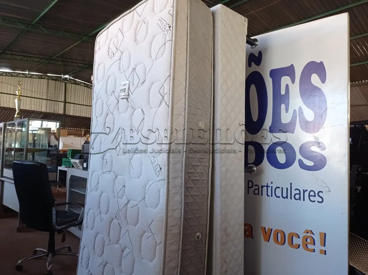 LOTE 110 - 01 COLCHÃO DE SOLTEIRO COM BASE (TWIN BED (MATTRESS+BOX). (NO ESTADO EM QUE SE ENCONTRA. SUJEITO A AVARIAS OCULTAS/VISÍVEIS) AV9422C