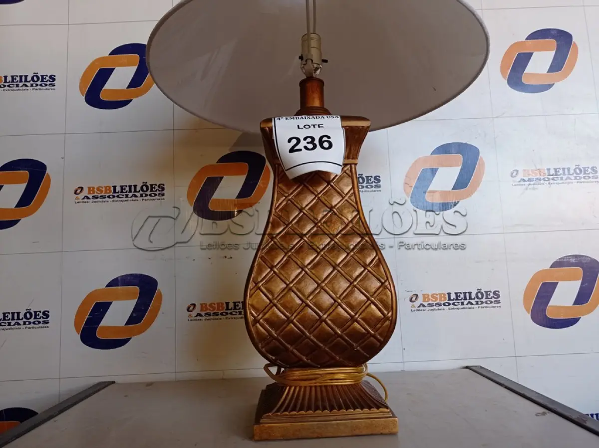 LOTE 236 - 01 ABAJUR COM CÚPULA (LAMP). (NO ESTADO EM QUE SE ENCONTRA. SUJEITO A AVARIAS OCULTAS/VISÍVEIS.) BF8693P