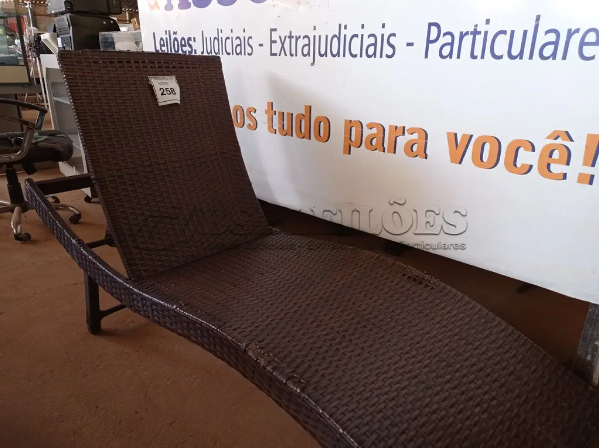 LOTE 258 - 01 ESPREGUIÇADEIRA PARA PISCINA (LOUNGE CHAIR). (NO ESTADO EM QUE SE ENCONTRA. SUJEITO A AVARIAS OCULTAS/VISÍVEIS.) BH1583N
