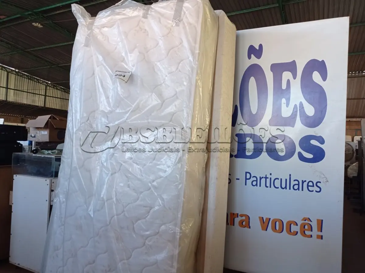 LOTE 294 - 01 COLCHÃO DE SOLTEIRO COM BASE (TWIN BED (MATTRESS+BOX). (NO ESTADO EM QUE SE ENCONTRA. SUJEITO A AVARIAS OCULTAS/VISÍVEIS.) AV9625U - BJ7373T