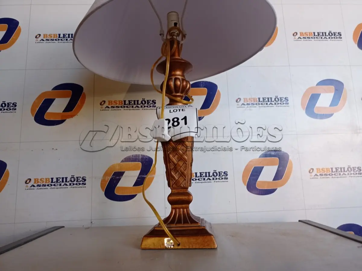 LOTE 281 - 01 ABAJUR COM CÚPULA (LAMP). (NO ESTADO EM QUE SE ENCONTRA. SUJEITO A AVARIAS OCULTAS/VISÍVEIS.) AV9625S
