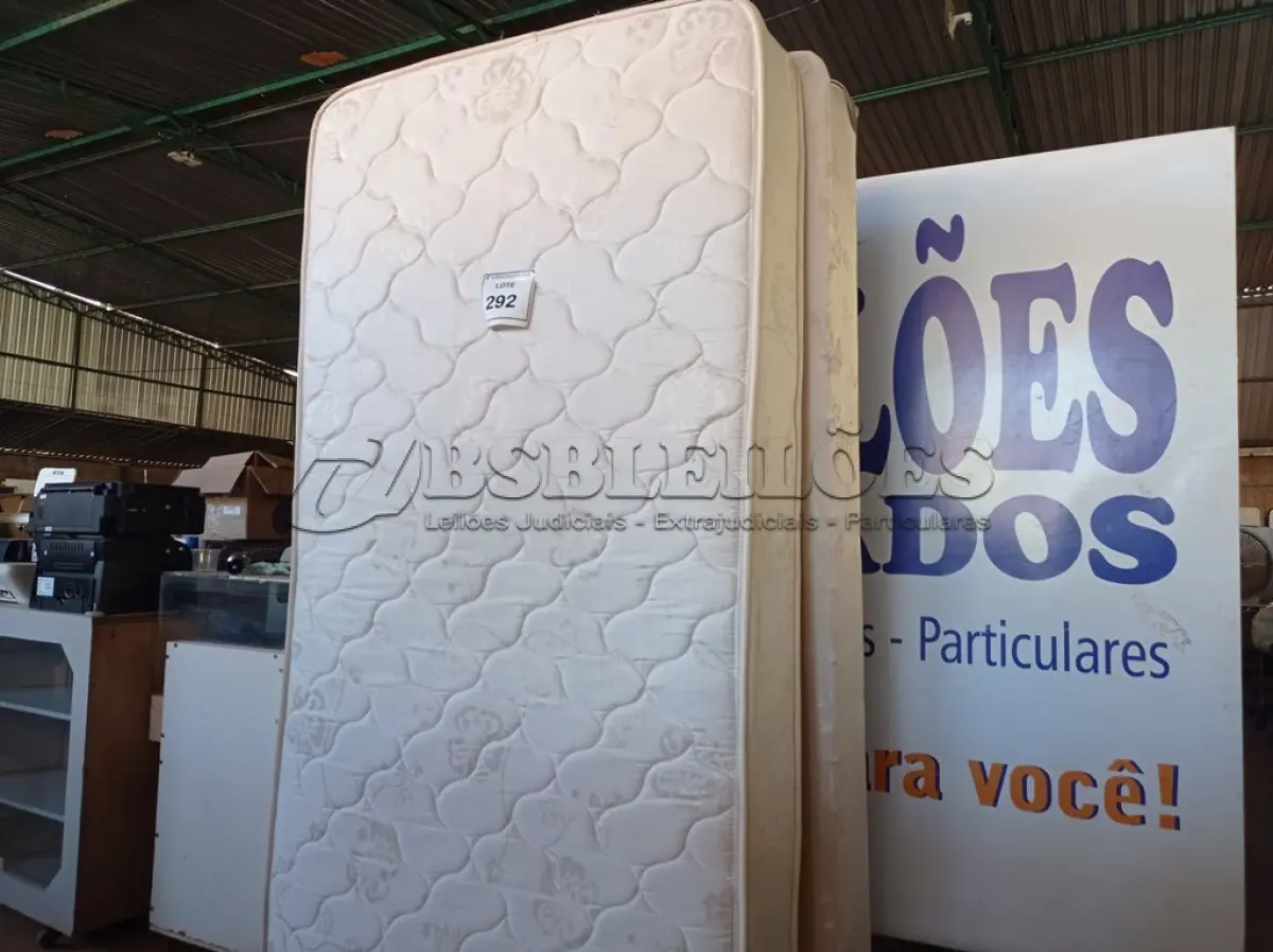 LOTE 292 - 01 COLCHÃO DE SOLTEIRO COM BASE (TWIN BED (MATTRESS+BOX). (NO ESTADO EM QUE SE ENCONTRA. SUJEITO A AVARIAS OCULTAS/VISÍVEIS.) BF8533G - BF8642N