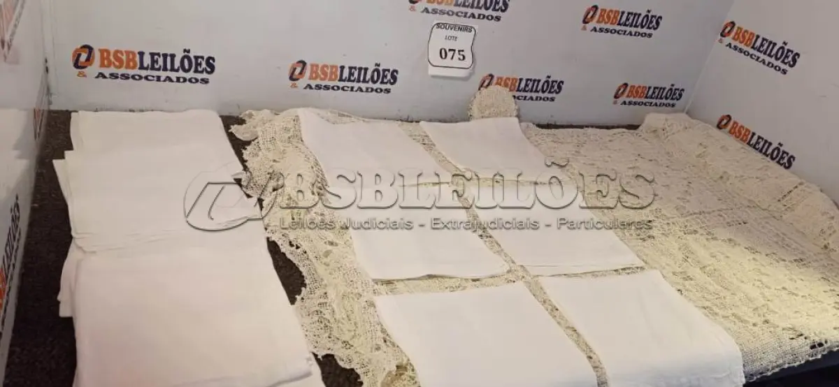 LOTE 075 - 01 TOALHA DE RENDA FILÉ COM 12 PORTA COPOS. (NO ESTADO EM QUE SE ENCONTRA) ATENÇÃO! FAZER A VISITAÇÃO ANTES DE ARREMATAR, NÃO SABEMOS SE FUNCIONA. LEILÃO NÃO TEM GARANTIA E NEM DEVOLUÇÃO, SUJEITO A POSSÍVEIS AVARIAS VISÍVEIS/OCULTAS E/OU AUSÊNCIA DE COMPONENTES.