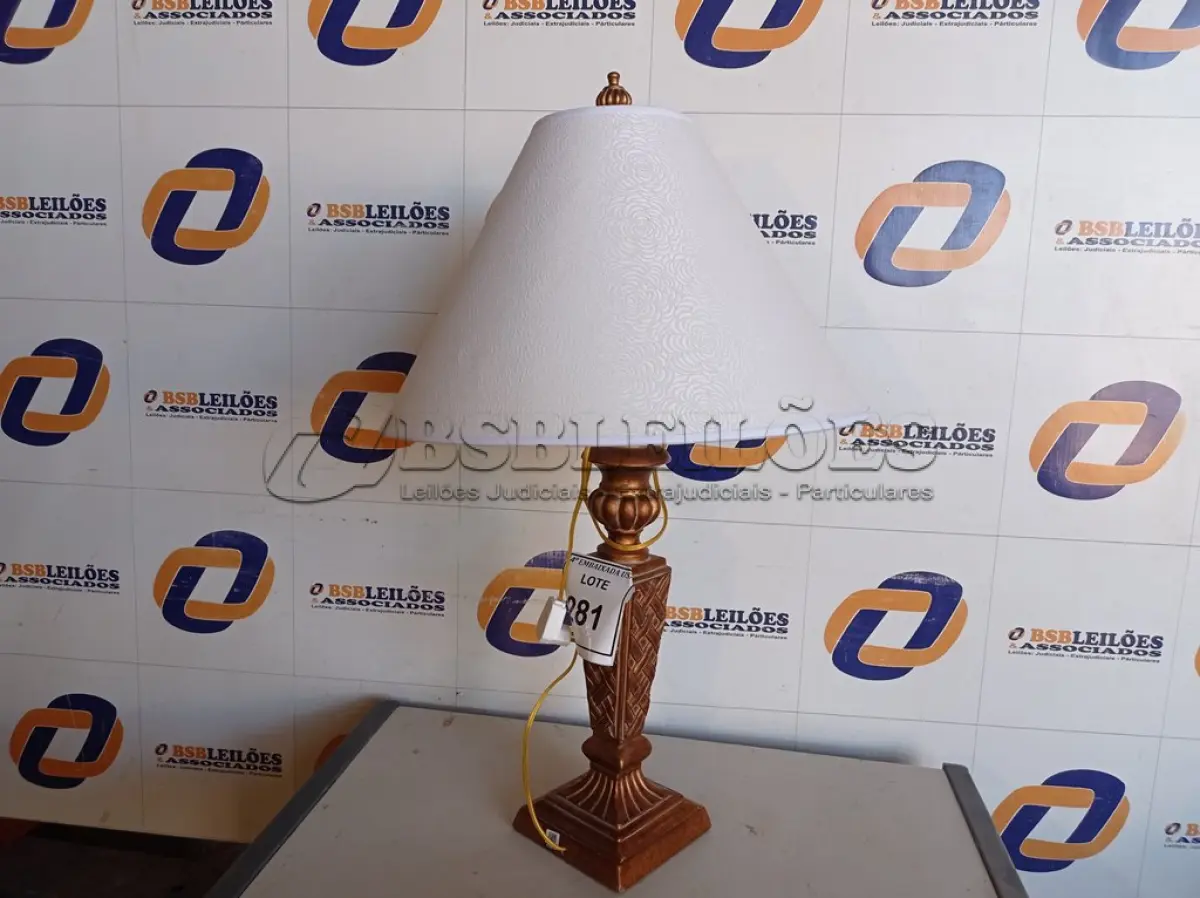 LOTE 281 - 01 ABAJUR COM CÚPULA (LAMP). (NO ESTADO EM QUE SE ENCONTRA. SUJEITO A AVARIAS OCULTAS/VISÍVEIS.) AV9625S