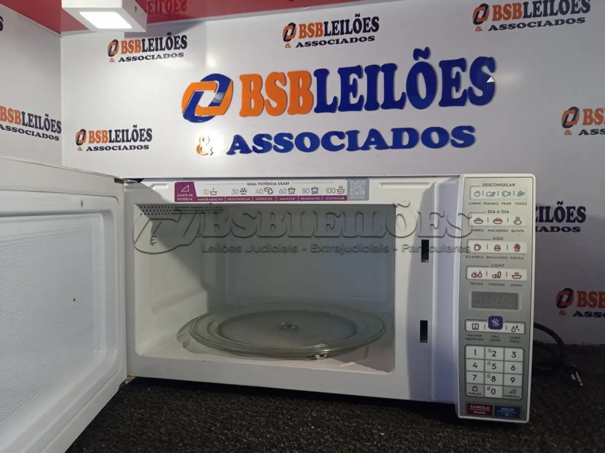 LOTE 212 - 01 MICRO-ONDAS ELECTROLUX 127 VOLTS COM PRATO (MICROWAVE). (NO ESTADO EM QUE SE ENCONTRA. SUJEITO A AVARIAS OCULTAS/VISÍVEIS.) BH1479N