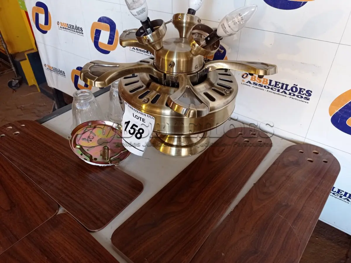 LOTE 158 - 01 VENTILADOR DE TETO COM PALETAS EM MADEIRA MARCA HUNTER) (1 WITH CEILING FANS). (NO ESTADO EM QUE SE ENCONTRA. SUJEITO A AVARIAS OCULTAS/VISÍVEIS.) 0000057
