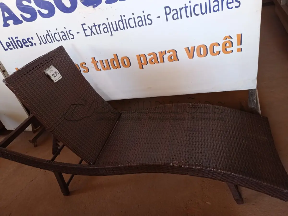 LOTE 258 - 01 ESPREGUIÇADEIRA PARA PISCINA (LOUNGE CHAIR). (NO ESTADO EM QUE SE ENCONTRA. SUJEITO A AVARIAS OCULTAS/VISÍVEIS.) BH1583N