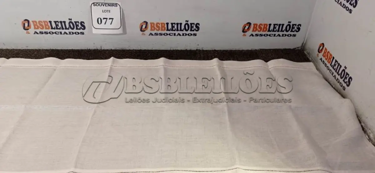 LOTE 077 - 01 CAMINHO DE MESA EM LINHO NA COR BRANCA. (NO ESTADO EM QUE SE ENCONTRA) ATENÇÃO! FAZER A VISITAÇÃO ANTES DE ARREMATAR, NÃO SABEMOS SE FUNCIONA. LEILÃO NÃO TEM GARANTIA E NEM DEVOLUÇÃO, SUJEITO A POSSÍVEIS AVARIAS VISÍVEIS/OCULTAS E/OU AUSÊNCIA DE COMPONENTES.