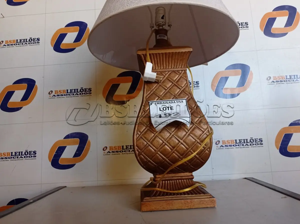 LOTE 192 - 01 ABAJUR COM CÚPULA. (LAMP). (NO ESTADO EM QUE SE ENCONTRA. SUJEITO A AVARIAS OCULTAS/VISÍVEIS.) BF8587G