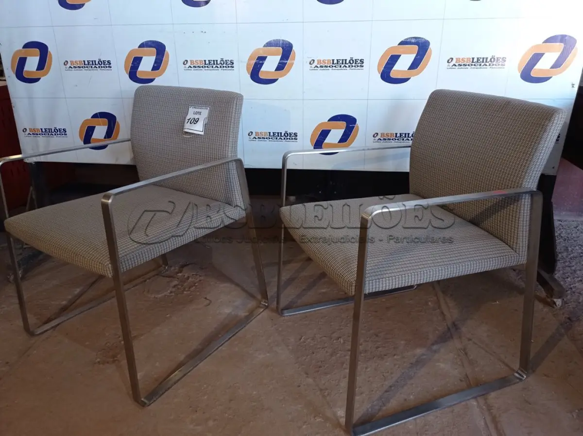 LOTE 109 - 02 CADEIRAS ESTOFADAS COM PÉS CROMADOS (CHAIRS). (NO ESTADO EM QUE SE ENCONTRA. SUJEITO A AVARIAS OCULTAS/VISÍVEIS.)0000075