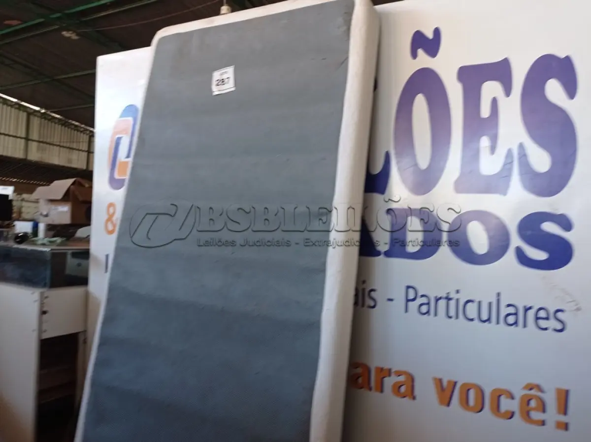 LOTE 287 - 01 BASE DE SOLTEIRO (BOX). (NO ESTADO EM QUE SE ENCONTRA. SUJEITO A AVARIAS OCULTAS/VISÍVEIS.) SEM TAG.