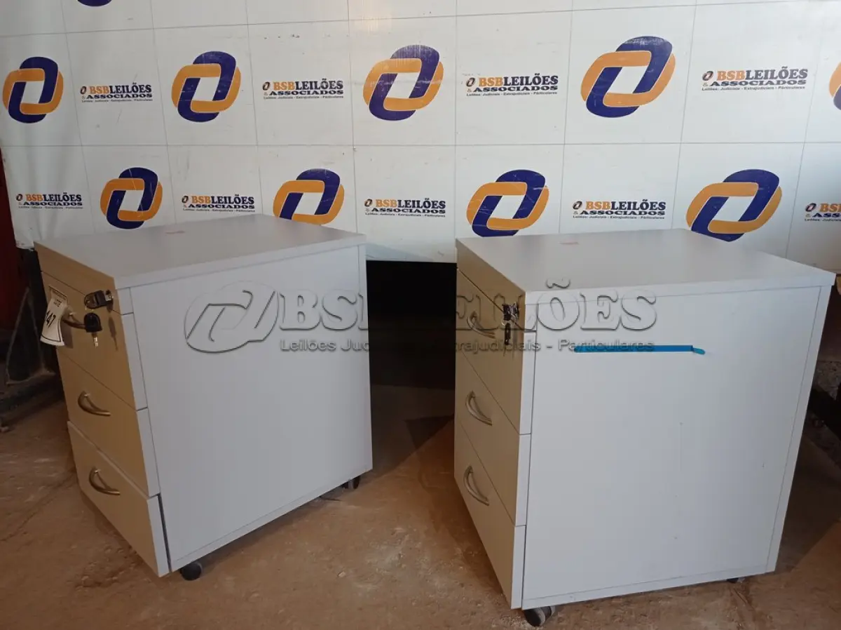 LOTE 147 - 02 GAVETEIROS EM MADEIRA (DRAWERS CABINET). (NO ESTADO EM QUE SE ENCONTRA. SUJEITO A AVARIAS OCULTAS/VISÍVEIS.) 0000081