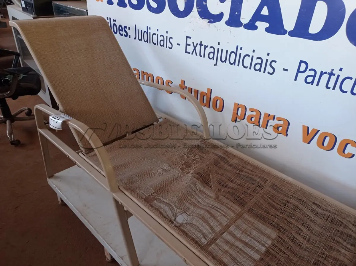 LOTE 264 - 01 ESPREGUIÇADEIRA PARA PISCINA (LOUNGE CHAIR). (NO ESTADO EM QUE SE ENCONTRA. SUJEITO A AVARIAS OCULTAS/VISÍVEIS.) AV9954B