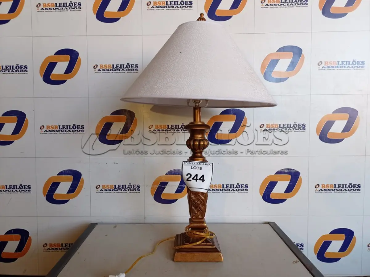 LOTE 244 - 01 ABAJUR COM CÚPULA (LAMP). (NO ESTADO EM QUE SE ENCONTRA. SUJEITO A AVARIAS OCULTAS/VISÍVEIS.) AV9951R