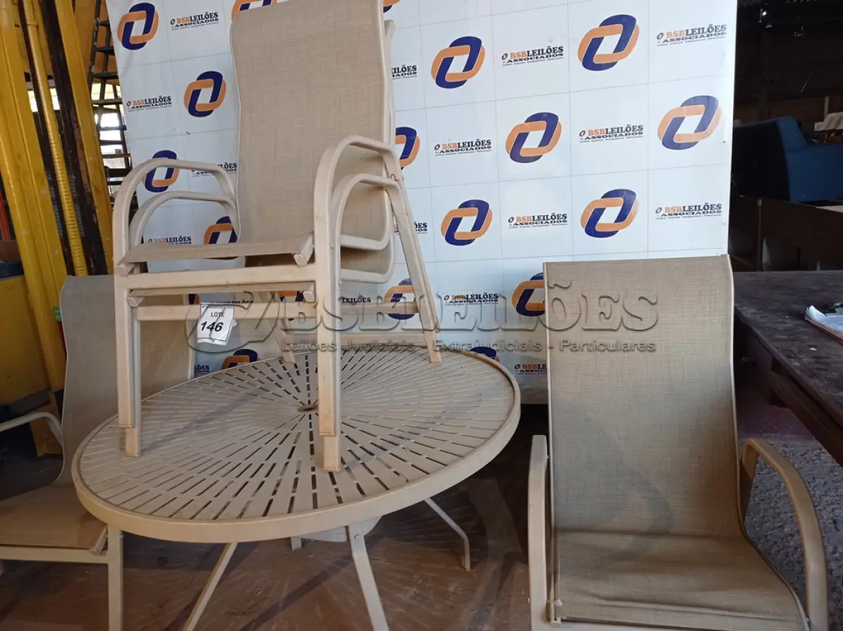 LOTE 146 - 01 MESA COM 04 CADEIRAS EM ALUMÍNIO PARA PISCINA MARCA WINDWARD) (01 DESK AND 04 SHAIR). (NO ESTADO EM QUE SE ENCONTRA. SUJEITO A AVARIAS OCULTAS/VISÍVEIS.) AV9984A, BJ7387P, AV9588N, BF8595S, AV9588A