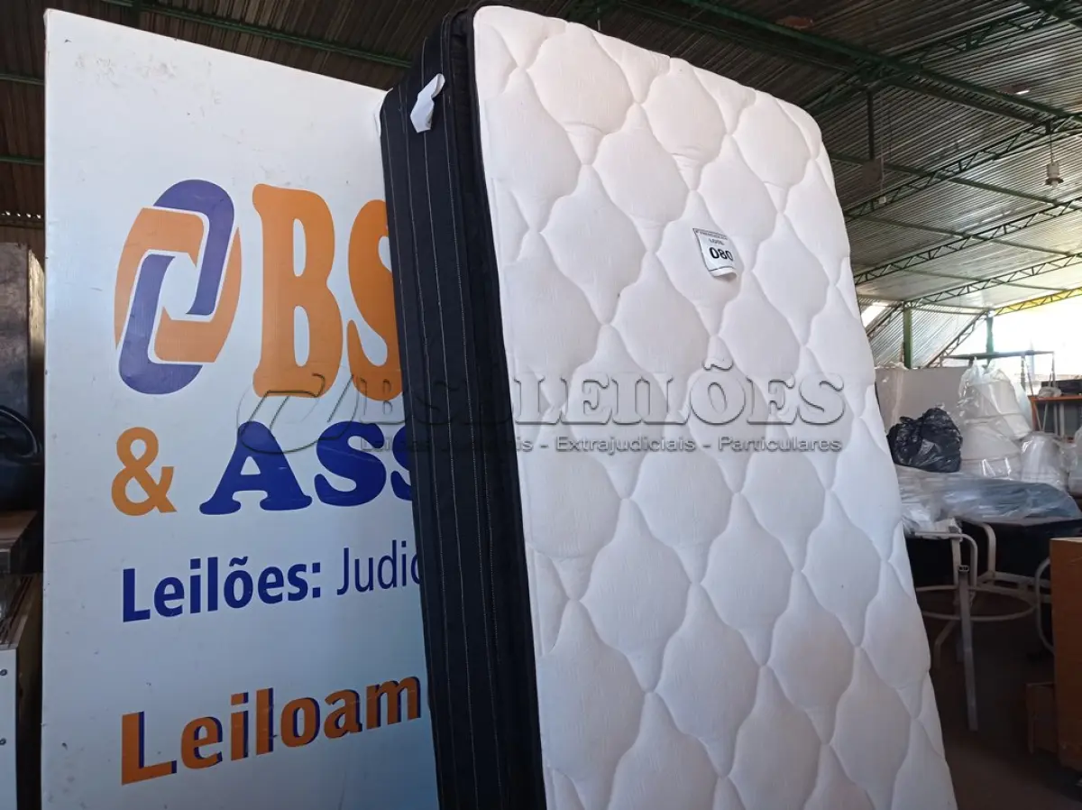 LOTE 080 - 01 COLCHÃO DE SOLTEIRO COM BASE (TWIN BED (MATTRESS+BOX). (NO ESTADO EM QUE SE ENCONTRA. SUJEITO A AVARIAS OCULTAS/VISÍVEIS.) (NO ESTADO EM QUE SE ENCONTRA. SUJEITO A AVARIAS OCULTAS/VISÍVEIS.) AU1873V, BASE SEM TAG