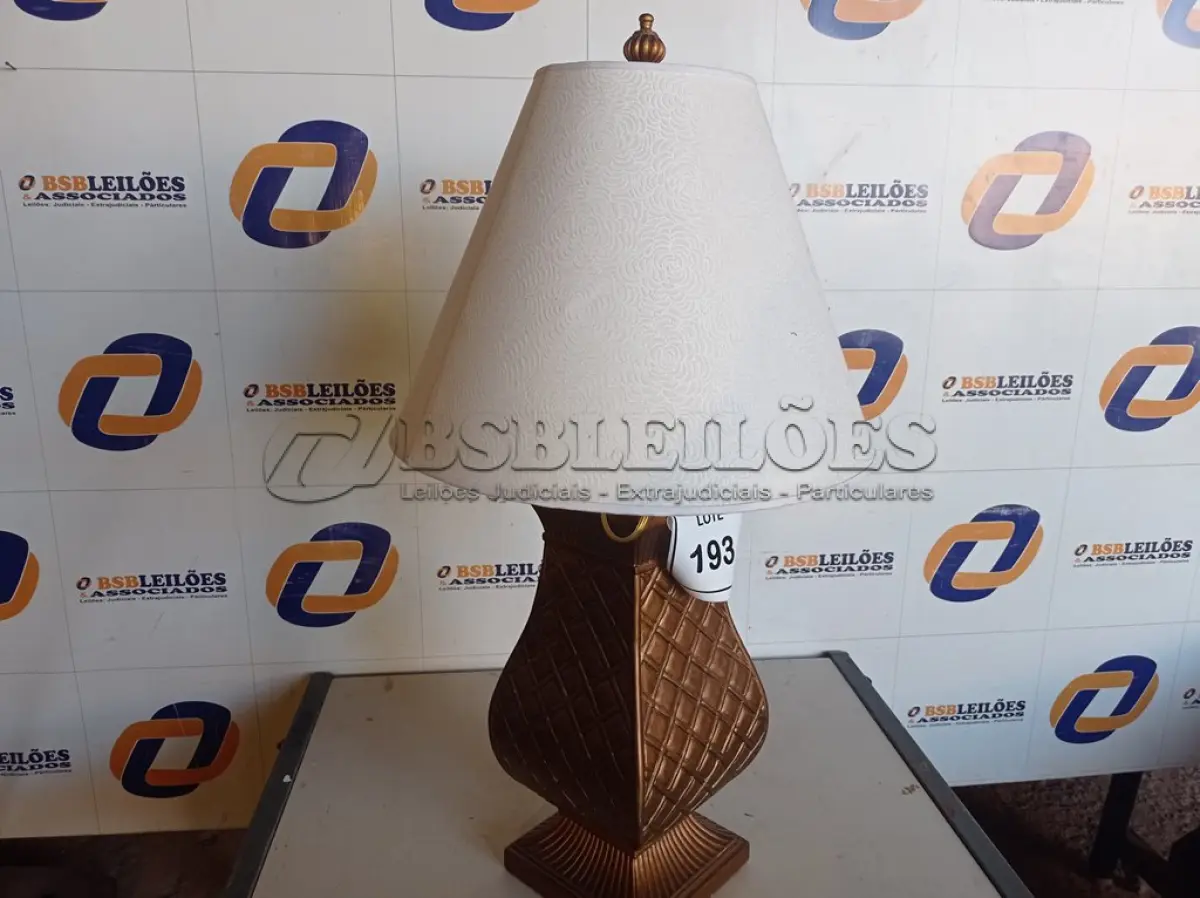 LOTE 193 - 01 ABAJUR COM CÚPULA. (LAMP). (NO ESTADO EM QUE SE ENCONTRA. SUJEITO A AVARIAS OCULTAS/VISÍVEIS.) AV9579R