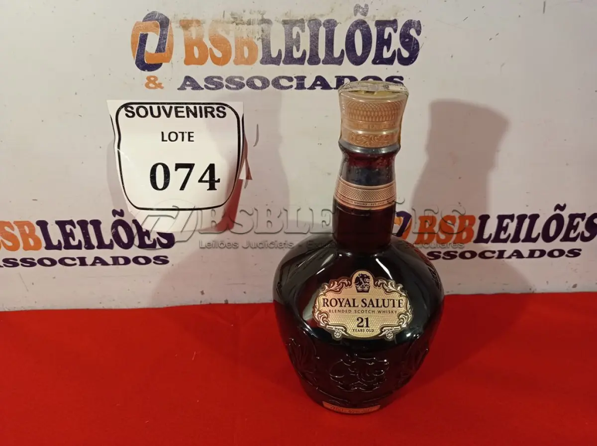 LOTE 074 - 01 GARRAFA DE WISK ROYAL SALUT 21 ANOS DE 700ML. (NO ESTADO EM QUE SE ENCONTRA) ATENÇÃO! FAZER A VISITAÇÃO ANTES DE ARREMATAR, NÃO SABEMOS SE FUNCIONA. LEILÃO NÃO TEM GARANTIA E NEM DEVOLUÇÃO, SUJEITO A POSSÍVEIS AVARIAS VISÍVEIS/OCULTAS E/OU AUSÊNCIA DE COMPONENTES.  
