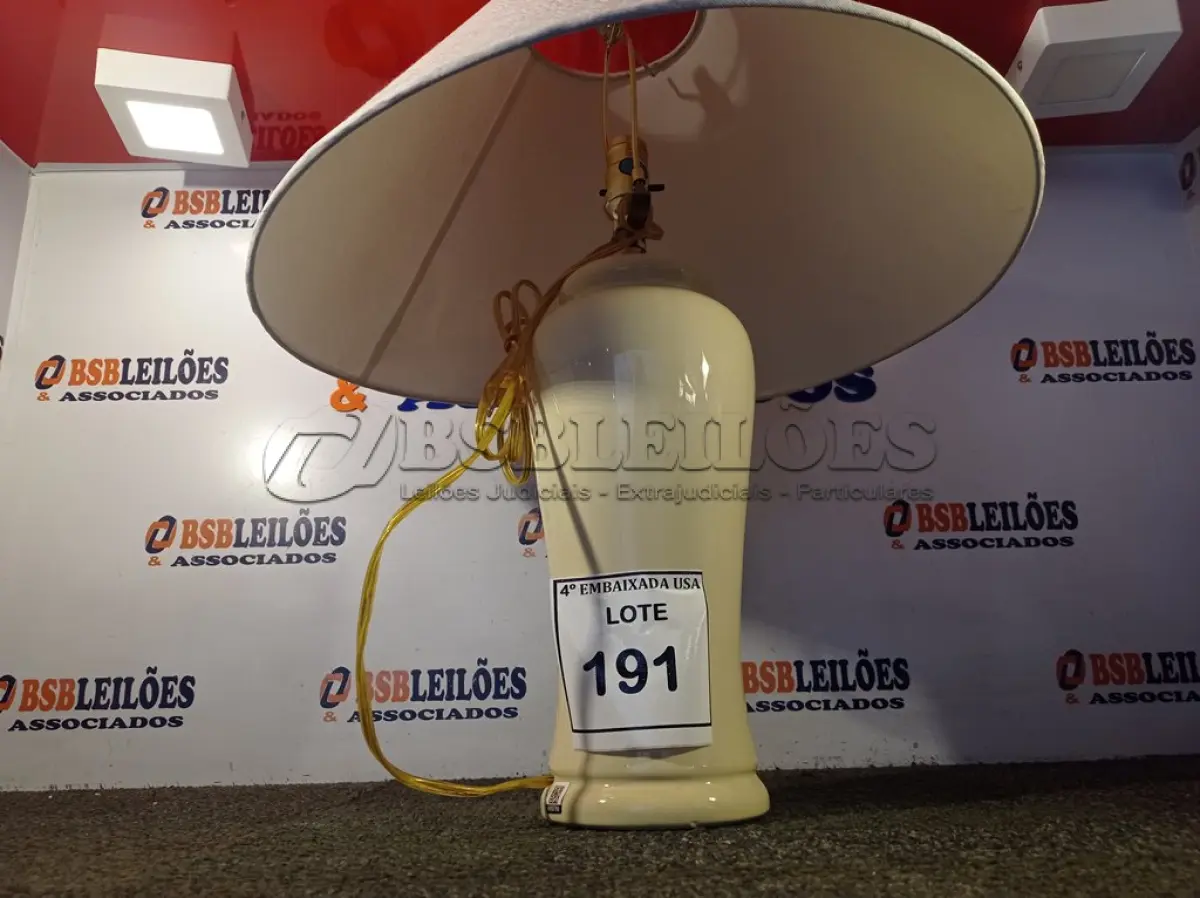 LOTE 191 - 01 ABAJUR COM BASE DE PORCELANA E CÚPULA. (LAMP). (NO ESTADO EM QUE SE ENCONTRA. SUJEITO A AVARIAS OCULTAS/VISÍVEIS.) AV9379U