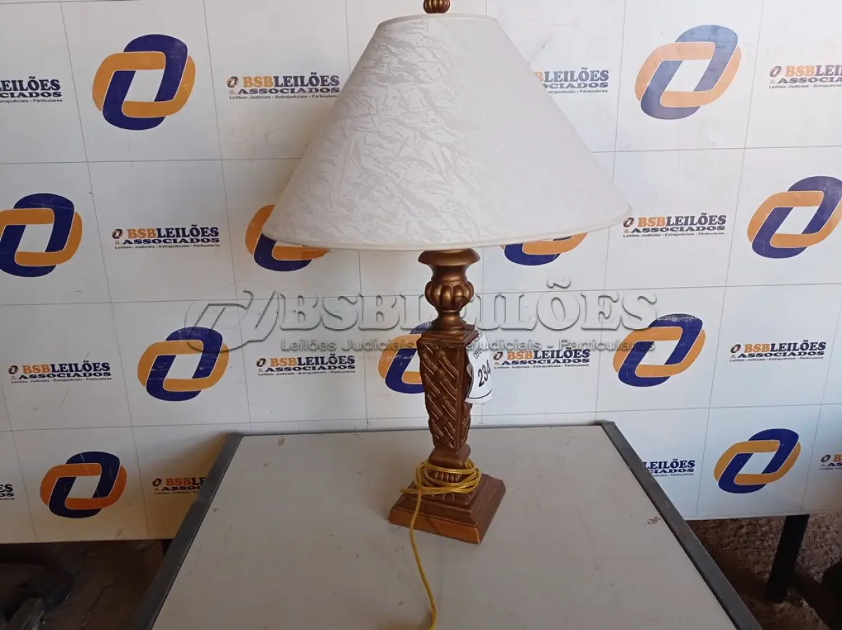 LOTE 234 - 01 ABAJUR COM CÚPULA (LAMP). (NO ESTADO EM QUE SE ENCONTRA. SUJEITO A AVARIAS OCULTAS/VISÍVEIS.) AV9801V