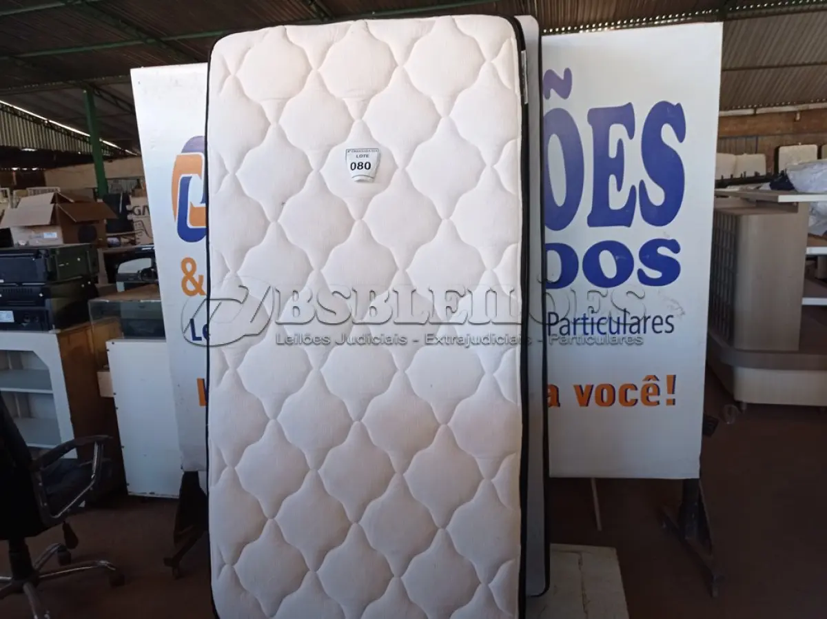 LOTE 080 - 01 COLCHÃO DE SOLTEIRO COM BASE (TWIN BED (MATTRESS+BOX). (NO ESTADO EM QUE SE ENCONTRA. SUJEITO A AVARIAS OCULTAS/VISÍVEIS.) (NO ESTADO EM QUE SE ENCONTRA. SUJEITO A AVARIAS OCULTAS/VISÍVEIS.) AU1873V, BASE SEM TAG