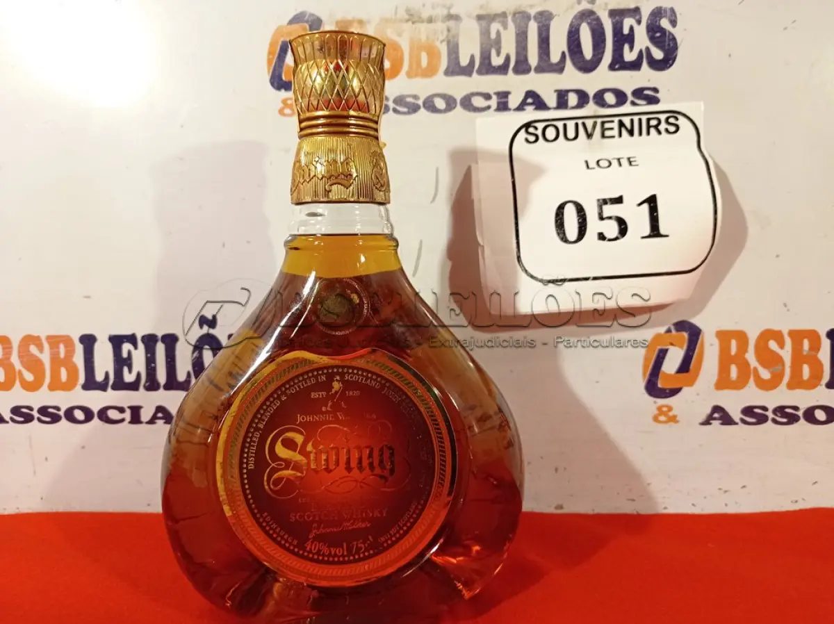 LOTE 051 - 01 GARRAFA DE WHISKY JOHNNIE WALKER SWING 750ML LACRADO. (NO ESTADO EM QUE SE ENCONTRA) ATENÇÃO! FAZER A VISITAÇÃO ANTES DE ARREMATAR, NÃO SABEMOS SE FUNCIONA. LEILÃO NÃO TEM GARANTIA E NEM DEVOLUÇÃO, SUJEITO A POSSÍVEIS AVARIAS VISÍVEIS/OCULTAS E/OU AUSÊNCIA DE COMPONENTES.  