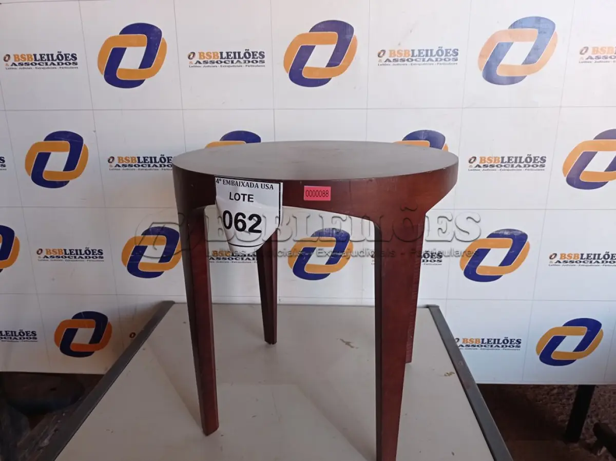 LOTE 062 - 01 MESA DE CENTRO DE MADEIRA (ACESSORY TABLE). (NO ESTADO EM QUE SE ENCONTRA. SUJEITO A AVARIAS OCULTAS/VISÍVEIS.)0000088