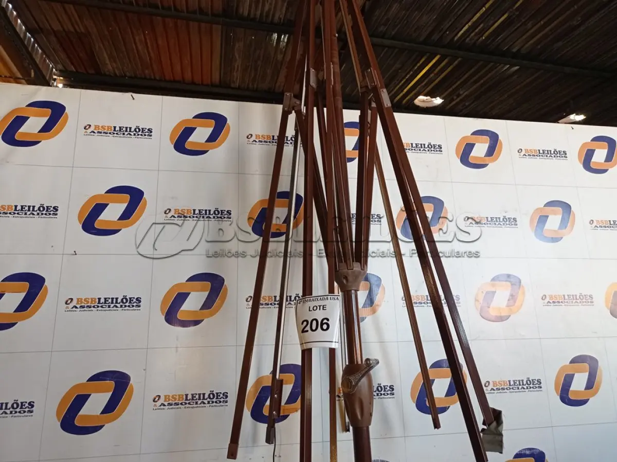 LOTE 206 - 01 ARMAÇÃO DE OMBRELONE SEM O TOLDO COM BASE DE CONCRETO (UMBRELLA). (NO ESTADO EM QUE SE ENCONTRA. SUJEITO A AVARIAS OCULTAS/VISÍVEIS.) BH1533X