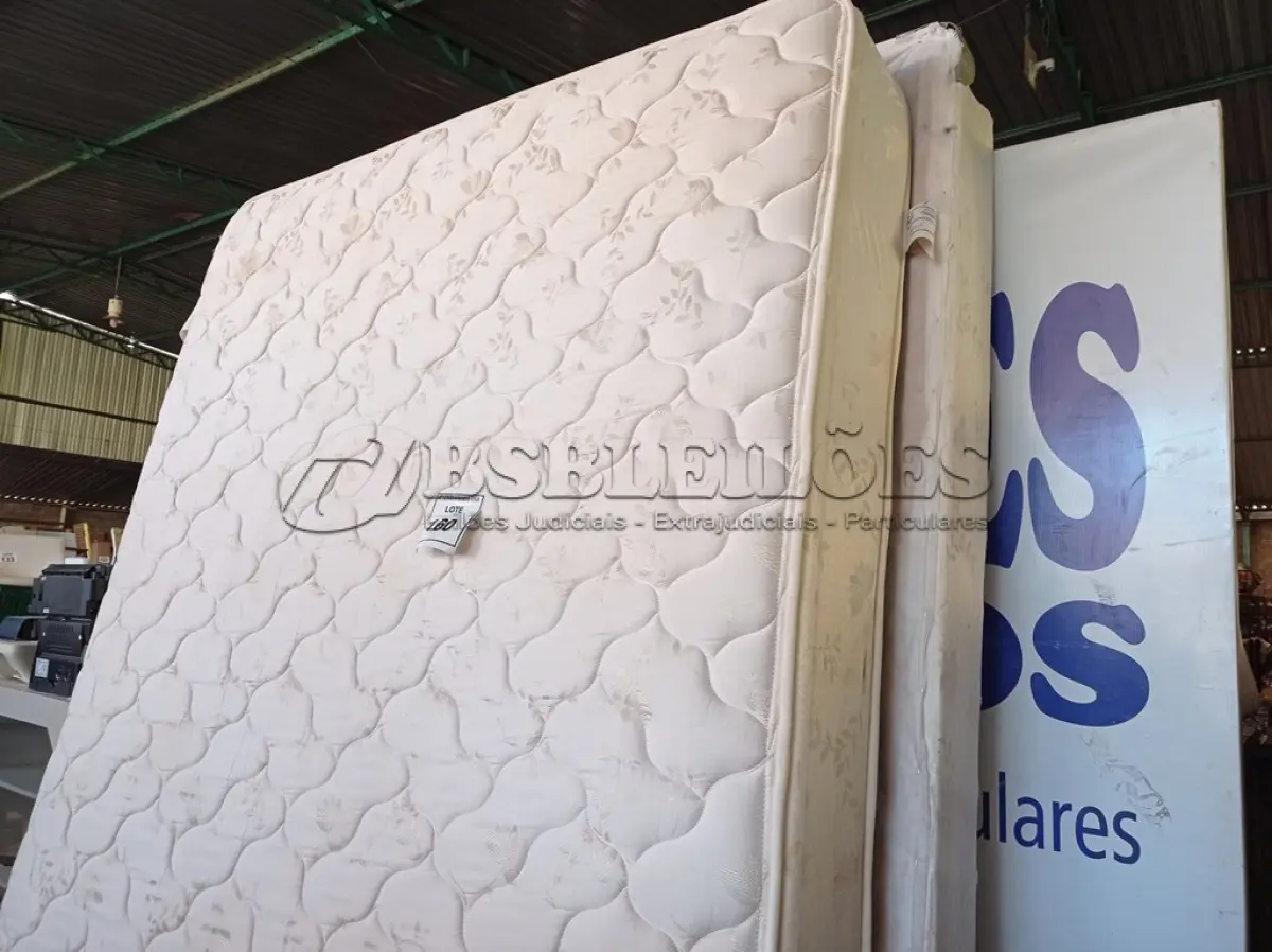 LOTE 160 - 01 COLCHÃO DE CASAL COM BASE (QUEEN BED (MATTRESS+BOX). (NO ESTADO EM QUE SE ENCONTRA. SUJEITO A AVARIAS OCULTAS/VISÍVEIS.) AV9327W - AV9389D