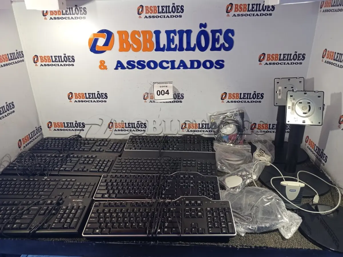 LOTE 004 - 01 LOTE COM 08 TECLADOS, 04 MOUSES, 02 BASES PARA MONITOR, 01 CARREGADOR PARA NOTEBOOK 16V, 01 LEITOR DE CARTÃO INTELIGENTE, 03 LEITORES/CODIFICADORES DE CARTÃO, 02 LEITORES BIOMÉTRICO E 01 WEBCAM LOGITECH. (NO ESTADO EM QUE SE ENCONTRA. SUJEITO A AVARIAS OCULTAS/VISÍVEIS.)0000044