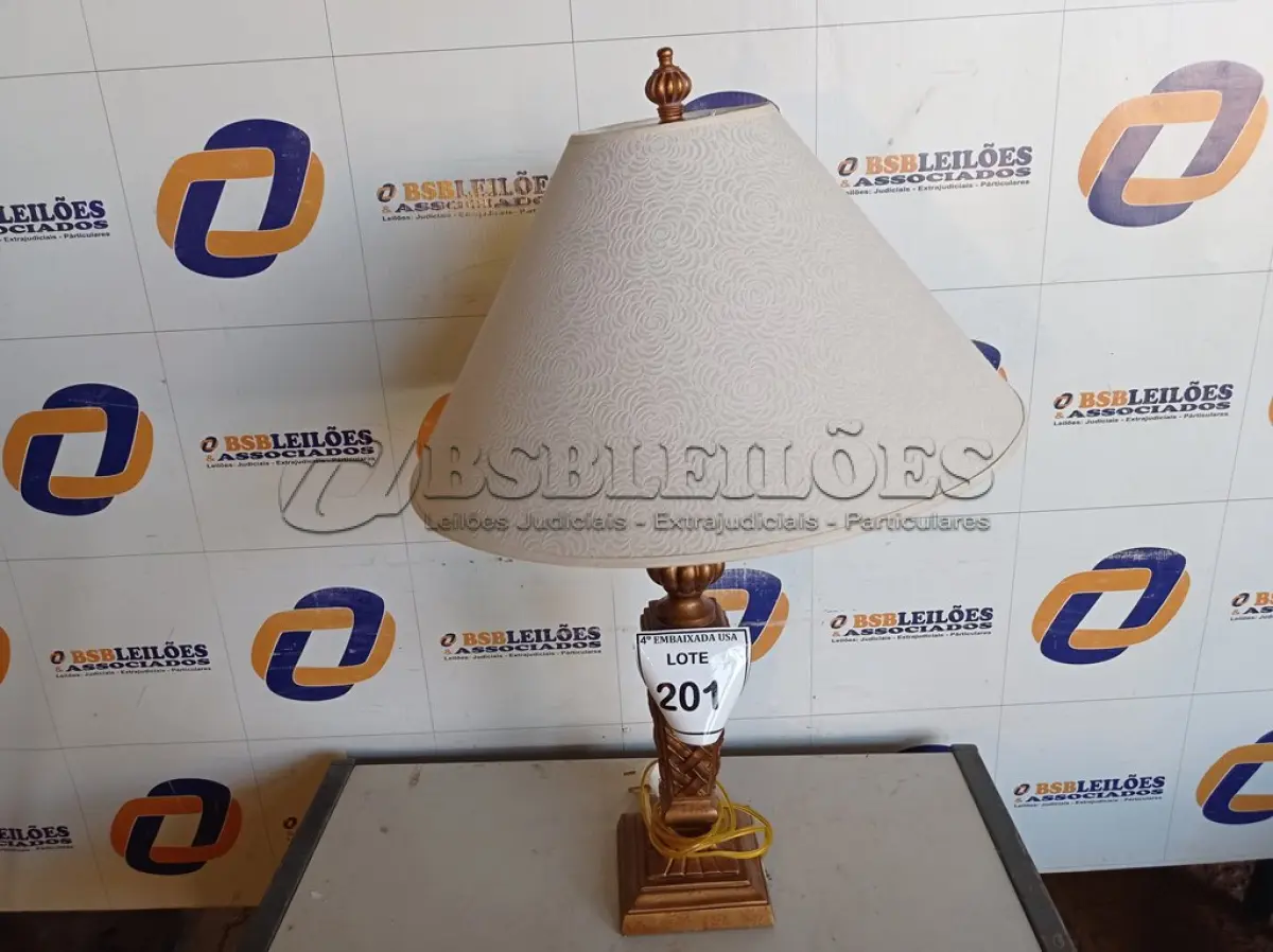 LOTE 201 - 01 ABAJUR COM CÚPULA. (LAMP) (NO ESTADO EM QUE SE ENCONTRA. SUJEITO A AVARIAS OCULTAS/VISÍVEIS.) AV9512G